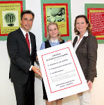 Bürgermeister Siegfried Nagl, Daniela Grabovac und Landesrrätin Bettina Vollath (v. l.) bei der Eröffnung der Antidiskriminierungsstelle