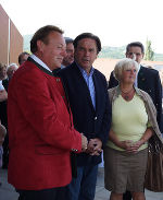 Bürgermeister Franz Schleich (l.) mit Landeshauptmann Franz Voves und dessen Gattin Ingrid bei der Eröffnung des neuen Gemeindezentrums in Bairisch-Kölldorf