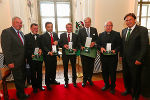 LH-Vize Hermann Schützenhöfer, Wolfhard Wegscheider, Alfred Gutschelhofer, Hans Sünkel, Veit Sorger, Helmut Burkhard und LH Franz Voves (v. l.) beim Festakt in der Alten Universität