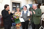 Landeshauptmann Franz Voves (l.) und LH-Vize Hermann Schützenhöfer (r.) gratulierten Günther Huber und seiner Doris zum Goldenen Ehrenzeichen. © Foto: Frankl; bei Quellenangabe honorarfrei