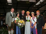 Obmann Linhart, Blumenkönigin Lisa I., LH-Vize Schützenhöfer, Moderatorin Ertl-Oliva, Narzissenprinzessin Karola und Bürgermeister Taibinger (v. l.) in der randvollen Schöckellandhalle in Semriach © steiermark.at (GEPA Pictures); bei Quellenangabe honorarfrei