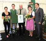 LH Franz Voves überreichte an die Firmenchefs Brigitte und Günter Ramert sowie an die Kinder Heinz und Anna das Landeswappen (v.l.) © Foto: Ulrike Walter; bei Quellenangabe honorarfrei