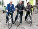 LR Siegfried Schrittwieser (Mitte) testete gemeinsam mit Landesschulratspräsident Wolfgang Erlitz und seiner Stellvertreterin Elisabeth Meixner E-Bikes beim "Ich tu`s Tag" im Grazer Landhaus.