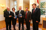 Giacomo Santini, Gerti Gaisbacher, Robert Seeger, Heinz Recla und LH Franz Voves (v. l.) beim Festakt © Foto: Frankl; bei Quellenangabe honorarfrei