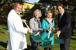 Peter Grieshofer, LR Kristina Edlinger-Ploder, Renate Remta-Grieshofer und LH Franz Voves beim Spatenstich für eine klinikeigene Kapelle anlässlich des runden Jubiläums (v.r.) © Foto: Foto Melbinger; bei Quellenangabe honorarfrei