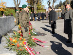 Bürgermeister Siegfried Nagl, LH Franz Voves und Militärkommandant Heinz Zöllner bei der Kranzniederlegung auf dem Zentralfriedhof