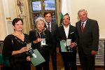 LH-Stv. Hermann Schützenhöfer, Wolfgang Hasenhütl, LH Franz Voves, Christa Ludwig und Eveline Wilfinger bei der Überreichung der Goldenen Ehrenzeichen in der Aula der Alten Uni in Graz (v.r.).