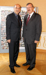 LT-Präsident Manfred Wegscheider und Landesarchivdirektor Josef Riegler (r.) vor der Collage der 400 Mandatare © Foto: steiermark.at/Schüttbacher; bei Quellenangabe honorarfrei