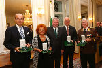 Wolfgang Leitner, Erika Lojen, LH-Vize Hermann Schützenhöfer, Josef Köfer und Gustav Scherz (v. l.) bei der Verleihung des Großen Ehrenzeichens © Foto: Frankl; bei Quellenangabe honorarfrei