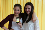 Sarah und Alina haben sich die neue App schon geholt.
