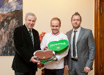 LH-Vize Schützenhöfer, Erich Handl und Manuel Höfferer (v.l.) mit der Steiermarktorte  © steiermark.at (Foto Fischer); bei Quellenangabe honorarfrei