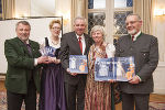 Franz Wolf, Waltraud Froihofer, LH-Vize Hermann Schützenhöfer, Hermine Schmutz und Helmut Jeglitsch.(v.l.) mit dem Buch und der DVD © steiermark.at (Foto Fischer); bei Quellenangabe honorarfrei