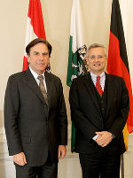 Der deutsche Botschafter Detlev Rünger (r.) bei seinem Antrittsbesuch mit LH Franz Voves 