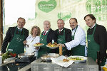 Georg  Bliem, Haya Molcho, Bgm Michael Häupl, LH-Stv. Hermann Schützenhöfer, Johann Lafer, LH Franz Voves nach geglücktem Kochakt. © Steiermark Tourismus/Hammerschmid; bei Quellenangabe honorarfrei