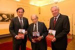 LH Franz Voves (li.) und Landeshauptmann-Stv. Hermann Schützenhöfer begrüßten Paul Lendvai bei seiner Buchpräsentation in der Grazer Burg. ©      