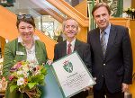 Landeshauptmann Franz Voves (rechts) überreichte an Gabi und Walter Arzberger das steirische Landeswappen.  © Foto: steiermark.at/(Foto Kuss); bei Quellenangabe honorarfrei