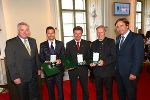 LH-Stv. Hermann Schützenhöfer und LH Franz Voves (re.) überreichten an das Schwarzenegger-Museum-Team Christian Baha, Helmut Gombocz und Peter Urdl das Goldene Ehrenzeichen (v.l.) ©      