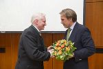 LH Franz Voves wünschte dem stellvertretenden Generaldirektor der Raiffeisenlandesbank Friedrich Lengger (li.) alles Gute für die bevorstehende Pension.  © Foto: Foto Fischer; bei Quellenangabe honorarfrei