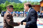 Landeshauptmann Franz Voves (rechts) gratulierte Kommandant Franz Hubmann zum 100-Jahr-Jubiläum der FF Feuerwehr Selzthal.  © Foto: FF Feuerwehr Selzthal/Galle; bei Quellenangabe honorarfrei