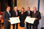 Feierliche Überreichung der Ehrenbürgerschaft und des Ehrenringes: LH Franz Voves, Bgm. Matthias Konrad, Maria Konrad, Vizebgm. Maximilian Jäger und Laudator Vizekanzler a.D. Hannes Androsch (v.l.) © Foto: Freissinger; bei Quellenangabe honorarfrei