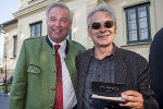 LH-Vize Schützenhöfer und Autor Felix Mitterer vor dem Rosegger-Landhaus in Krieglach © Volkskultur GmbH/Scheriau; bei Quellenangabe honorarfrei