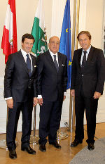 LH Franz Voves begrüßte gemeinsam mit dem tunesischen Botschafter Mohamed Samir Koubaa den neuen Honorarkonsul Christian Rössler (v.r.)