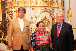 Friedensnobelpreisträgerin Rigoberta Menchú wurde von Landtagspräsident Franz Majcen (r) und Prof. Herwig Hösele (l) begrüßt © Land Steiermark / Ingeborg Hackl