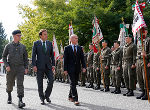 Militärkommandant Zöllner, LH Voves und BM Klug (v.l.) bei der Abnahme der Ehrenparade ©      