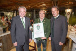 LH Franz Voves (r.) und LH-Vize Hermann Schützenhöfer überreichten den Ehrenring an Klaus Maria Brandauer. © Foto: Fischer; bei Quellenangabe honorarfrei