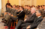 Im Weißen Saal der Grazer Burg wurden die neu ernannten Offiziere und Unteroffiziere vom LH Franz Voves begrüßt.  ©      