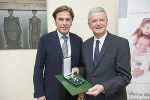 LH Voves und Präsident Rotschädl mit dem Großen Goldenen Ehrenzeichen ©      