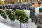 Bgm. Siegfried Nagl, LH Franz Voves und Militärkommandant Heinz Zöllner (v.l.) legten gemeinsam Kränze zum Gedenken nieder. ©      