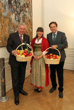 LH-Vize Schützenhöfer, Apfelprinzessin Karin und LH Voves (v.l.) © steiermark.at; bei Quellenangabe honorarfrei