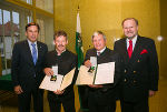 LH Franz Voves, Hans Stieg, Lawinenkommission Pürgg/Trautenfels, Franz Tackner, Lawinenkommission Hohentauern und Kurt Kalcher, Leiter der Abteilung für Katastrophenschutz, bei der Ehrenzeichenverleihung in der Orangerie (v. l.) ©      