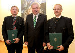 Christian Sulzbacher, LH-Vize Hermann Schützenhöfer und Florian Waldner (v. l.) bei der Dekretüberreichung