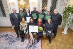 LH-Stv. Hermann Schützenhöfer, LR aD Gerald Schöpfer, Rudolf Hajek, Peter Simonischek,  Peter Bierbaumer, Johann Hasenhütl (Georgien-Hilfe), Johann Schleich und Josef Krainer; Damen vorne: Annemarie Hajek, Brigitte Karner, Elisabeth Fleischmann, Dorli Jaufer