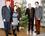 Heidelinde Stumvoll, Harald Kraxner und Bgm. Johann Gruber von der Holzwelt Murau (Mitte v.l.) überreichten an LH-Stv. Hermann Schützenhöfer und LH Franz Voves den Christbaum.  © Foto: steiermark.at/Jammernegg; bei Quellenangabe honorarfrei