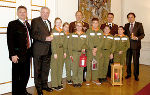 Jugendliche der Feuerwehrjugend Dirnbach übergaben gemeinsam mit Bgm. Karl Lenz, Peter Kirchengast und Johannes Matzhold vom Landesfeuerwehrverband Stmk. das Friedenslicht an die beiden Landeshauptleute Franz Voves und Hermann Schützenhöfer.  ©      