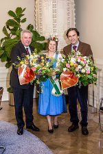 LH-Stv. Schützenhöfer, Lena I. und LH Voves (v.l.) mit den Blumengrüßen anlässlich des Valentinstages © steiermark.at (Friesinger); bei Quellenangabe honorarfrei