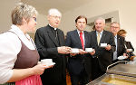 Stellten sich gemeinsam in den Dienst der guten Sache: Andrea Ederer, Vorsitzende Katholische Frauenbewegung, LH Franz Voves, LH-Stv. Hermann Schützenhöfer und LT-Präsident Franz Majcen (v.l.) © Foto: Gerd Neuhold/Sonntagsblatt; bei Quellenangabe honorarfrei