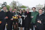 Bühne mit Trinkwasser und Steiermark Genuss Apfel: BM Andrä Rupprechter, LH-Stv. Hermann Schützenhöfer, Apfelbotschafter Andreas Gabalier, BM Johanna Mikl-Leitner, Apfelbäuerin Josefa Wilhelm, Bgm. Michael Häupl, LH Franz Voves, ST-GF Erich Neuhold (v.l.)