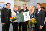 LH Franz Voves, Ilse Rohrer, Bezirkshauptmann Walter Kreutzwiesner, Johann Rohrer, Isabella Rohrer und Johann Rohrer jun. bei der Überreichung des Landeswappens (v.l.)  © Foto: Foto Freisinger; bei Quellenangabe honorarfrei