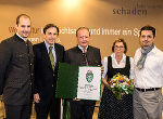 Christoph Schaden, LH Franz Voves, Anton Schaden, Karoline Schaden und Florian Schaden jun. bei der Überreichung des Landeswappens (v.l.)