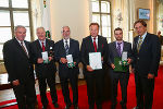 LH-Stv. Hermann Schützenhöfer, Startrompeter Anton Maier, Ex-BH-Chef Wolfgang Thierrichter, LAbg. Franz Schleich, Lebensretter Gunnar Berchtaler und LH Franz Voves bei der Auszeichnungsverleihung in der Aula der Alten Uni (v.l.) ©      