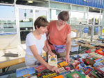 Die Tierschutzombudsfrau Barbara Fiala-Köck (links) betreute selbst einen Stand beim Tierschutzflohmarkt. ©      