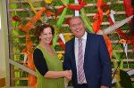 LH-Stv. Siegfried Schrittwieser gratulierte der Leiterin Gerhild Struklec-Penaso zum runden Jubiläum von Aufwind.  © Foto: Land Steiermark; bei Quellenangabe honorarfrei