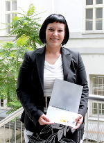 Kinder- und Jugendanwältin Brigitte Pörsch mit ihrem aktuellen Tätigkeitsbericht. © Foto: steiermark.at/Jammernegg; bei Quellenangabe honorarfrei