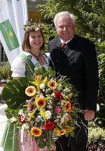 Tourismusreferent Landeshauptmann-Stv. Hermann Schützenhöfer mit der steirischen Blumenkönigin Lena I. ©      