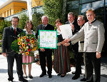 Bgm. Engelbert Huber aus Mooskirchen, Blumenkönigin Lena I., Landeshauptmann-Stv. Hermann Schützenhöfer, Bgm. Renate Schrittwieser aus Krieglach, Obmann der steirischen Gärtner und Baumschulen Ferdinand Lienhart, Bgm. Karl Wratschko aus Gamlitz und Bgm. Josef Hauptmann (v.l.) aus Bad Waltersdorf vor dem Veranstaltungszentrum Krieglach. 