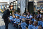 LH Franz Voves begrüßt die Kinder in ihrem neuen Kindergarten.